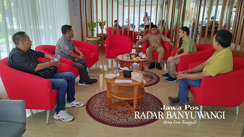 BERI DUKUNGAN: Tim JP-RaBa bertemu Sekkab Mujiono di lounge pelayanan publik kantor Pemkab Banyuwangi, Selasa (2/1).