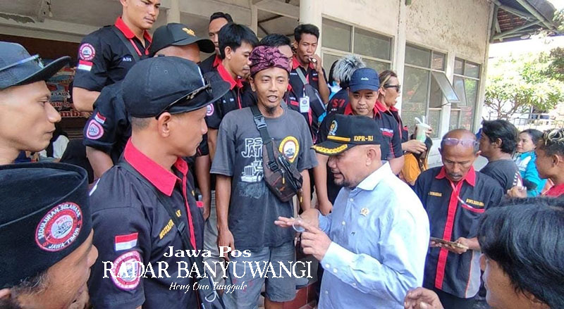 Anggota Komisi V DPR RI Sumail Abdullah bersama para sopir logistik yang tergabung dalam Persatuan Sopir Truk Indonesia (PSTI) Korwil 333 Laskar Blambangan di Terminal Sritanjung Selasa (2/1/24)