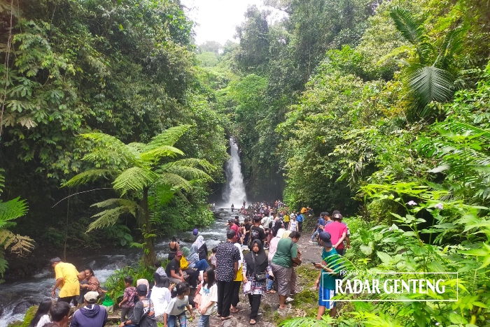 RAMAI: Ribuan wisatawan berlibur di wisata Air Terjun Telunjuk Raung, Desa Sumberarum, Kecamatan Songgon pada Senin (1/1).