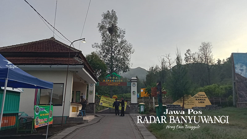 SEPI PENGUNJUNG: Akses menuju TWA Ijen di dekat loket ditutup menggunakan palang pintu, Rabu (3/2). Selama berlangsung penutupan, pendaki dilarang naik ke puncak Ijen.