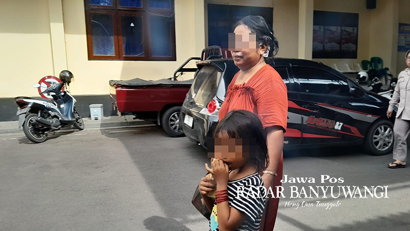CARI KEADILAN: Juhariah, 54, warga Desa Buduan, Kecamatan Suboh, didampingi keluarganya mendatangi Mapolres Situbondo, Rabu (3/1).