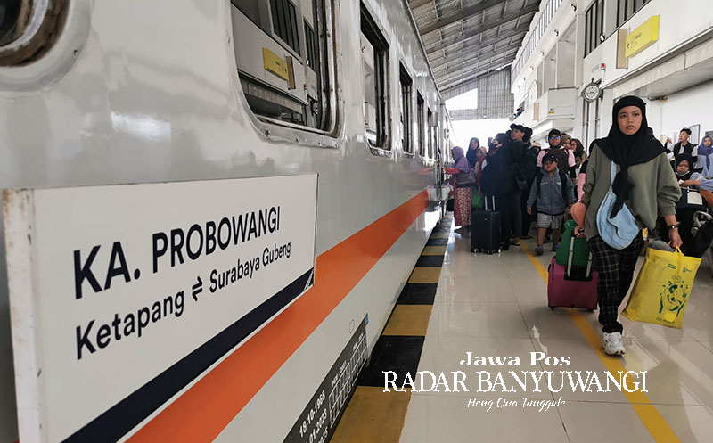 LIBUR NATARU: KA Probowangi masih menjadi idola bagi masyarakat wilayah tapal kuda untuk bepergian menuju luar kota.