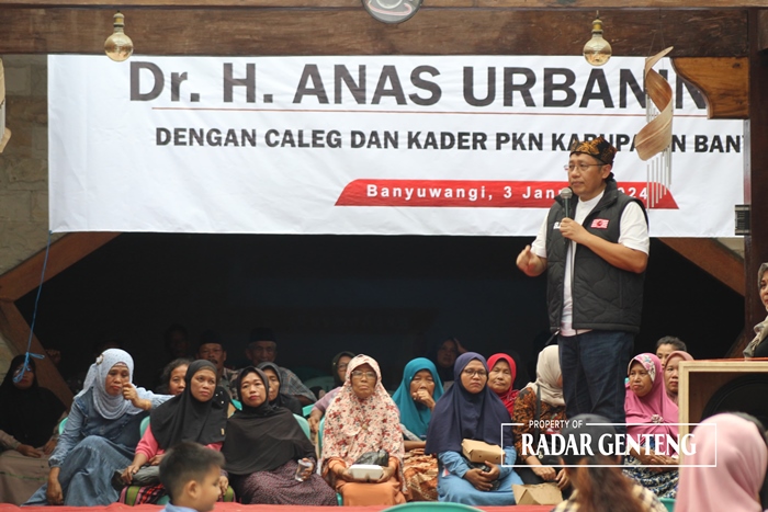 AWASI KONSOLIDASI: Ketua Umum PKN Anas Urbaningrum saat menemui warga di Desa Wonosobo, Kecamatan Srono Rabu (3/1).