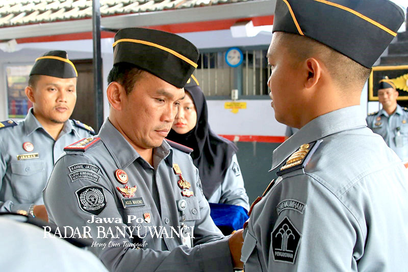 SIMBOLIS: Kalapas Banyuwangi Agus Wahono menyematkan pin WBK kepada petugas Lapas Banyuwangi, Rabu (3/1)