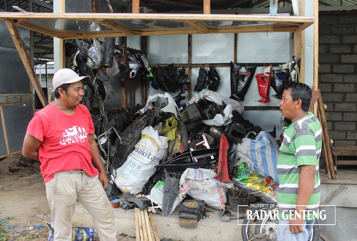 BERSIAP: Pedagang pasar loak menata barang dagangannya di kios baru di belakang pasar hewan Dusun Resomulyo, Desa Genteng Wetan, Kecamatan Genteng Rabu (3/1).