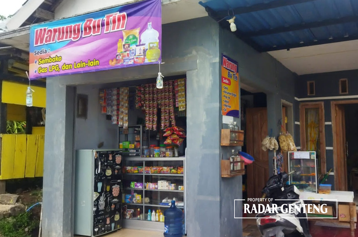 KORBAN: Toko milik Kasiyati di Dusun Parastembok, Desa Jambewangi, Kecamatan Sempu yang sempat disatroni sales abal-abal Rabu (3/1).