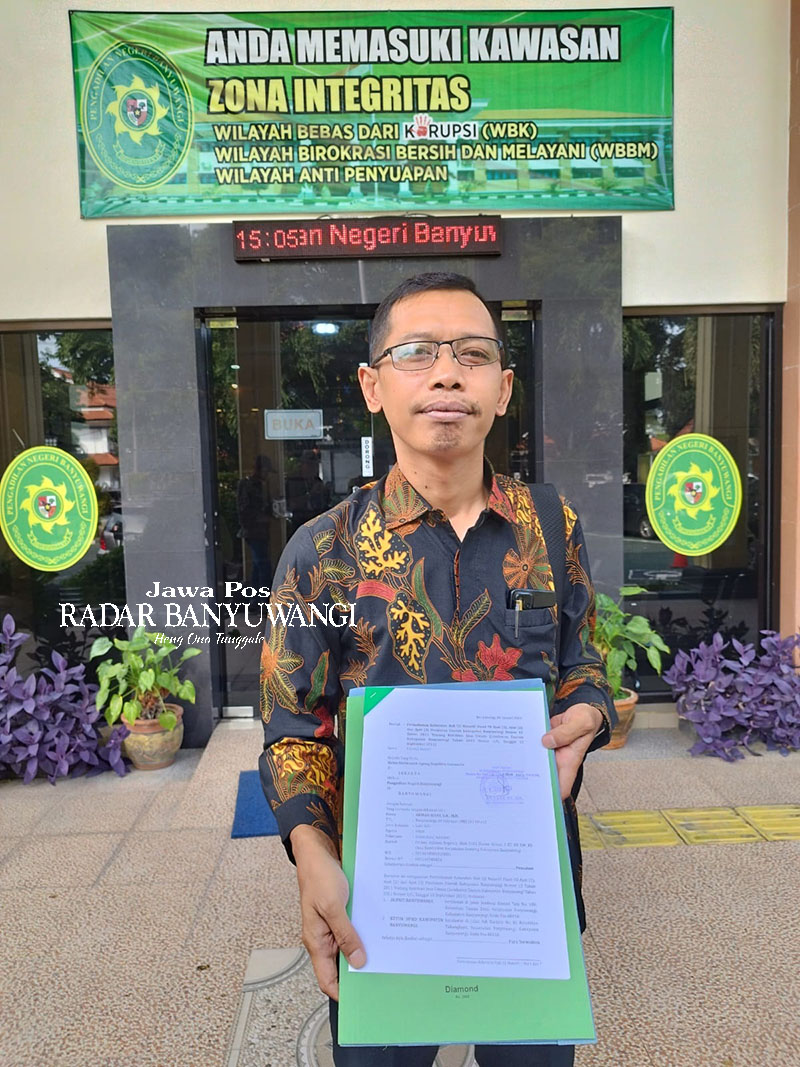 AJUKAN GUGATAN: Ahmad Rifai atau Tedjo menunjukkan permohonan uji materiil terkait perda parkir berlangganan ke kantor PN Banyuwangi, Kamis (4/1).