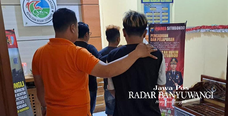 DIRINGKUS: Dua tersangka pengedar okerbaya dikeler ke ruang  penyidik Satreskoba Polres Situbondo, Rabu malam (3/2).