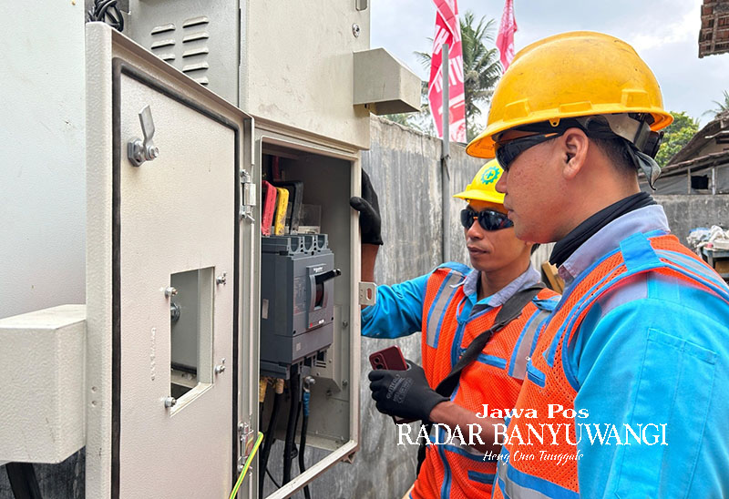 TINJAU LAPANG: Tim PLN UP3 melakukan pengecekan lapangan berkaitan larangan memasang APK di instalasi kelistrikan.
