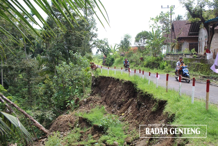 MEMBAHAYAKAN: Tebing di Dusun Kentangan, Desa Bayu, Kecamatan Songgon longsor dan ditutup bambu oleh warga Kamis (4/1).