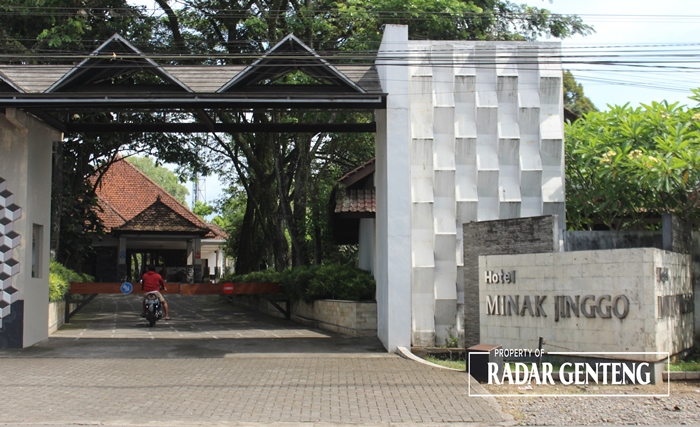 MASIH SEPI: Halaman depan Hotel Minak Jinggo di Desa Karangharjo, Kecamatan Glenmore Kamis (4/1).