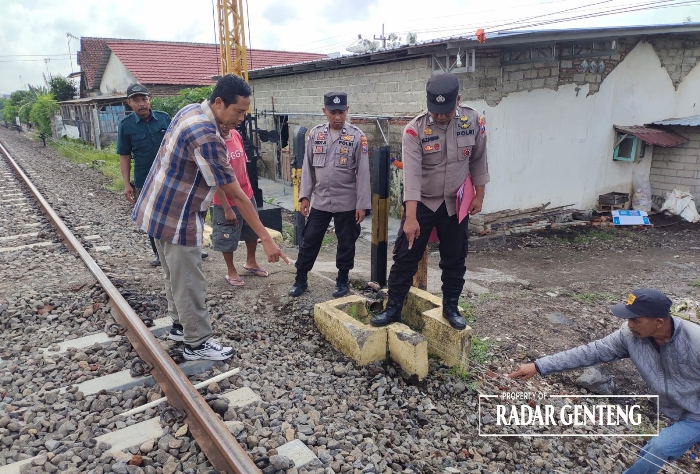 LAKA: Anggota Polsek Glenmore olah TKP di lokasi kejadian perlintasan KA tanpa palang pintu Dusun Salamrejo, Desa Tulungrejo, Kecamatan Glenmore Kamis (4/1).