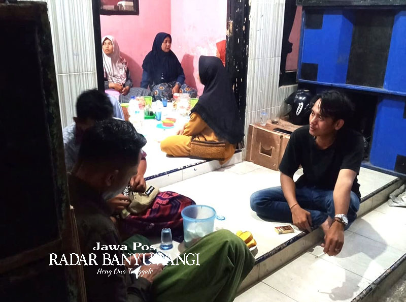 TURUT BERDUKA: Korban selamat kecelakaan pikap, Nurul Hidayat (kanan), menemui Muhammad Yunus di rumahnya Desa Dadapan, Kecamatan Kabat, kemarin (5/1).
