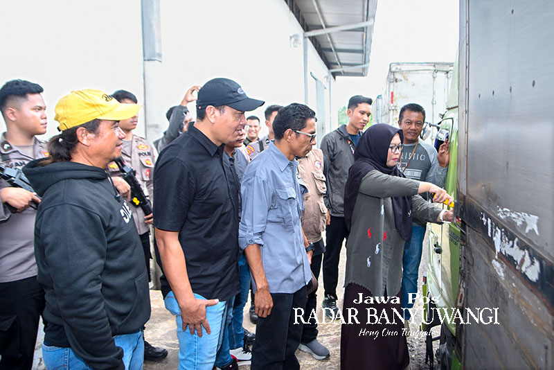 DIKAWAL APARAT: Ketua KPU Dwi Anggraini didampingi Ketua Bawaslu Adrianus Yansen Pale bersiap membuka pintu bak truk pengangkut surat suara yang baru tiba di gudang KPU Banyuwangi pada Kamis (4/1).