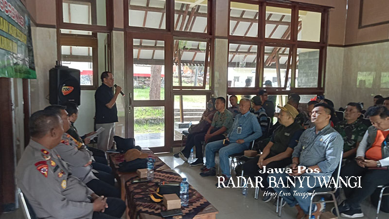 ATURAN BARU: Stakeholder TWA Kawah Ijen berkumpul di Paltuding untuk membahas aturan baru bagi para pendaki, Jumat (5/1).
