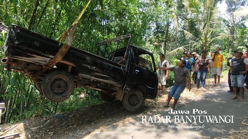 GARA-GARA MATI MESIN: Pikap bernopol P 8160 VE dievakuasi setelah terjun ke jurang sedalam 5 meter di Dusun Langring, Desa Jambesari, Kecamatan Giri, Rabu malam (3/1).
