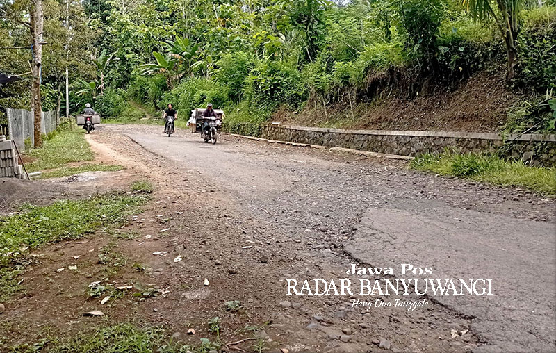 BUTUH PERBAIKAN: Jalan menuju Desa Bayu, Kecamatan Songgon, Banyuwangi ini sudah lama rusak dan belum diperbaiki, Jumat (5/1).