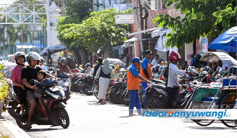 Ilustrasi parkir pinggir jalan di Banyuwangi.
