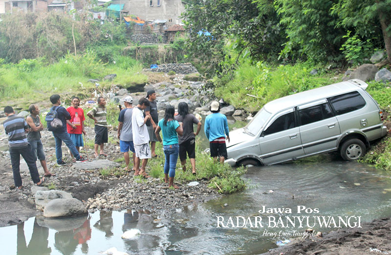 RUSAK: Mobil Toyota Kijang LGX yang nyemplung ke dasar Sungai Setail di Desa Setail, Kecamatan Genteng pada Minggu (31/1) pukul 22.00 sudah dibawa pulang oleh pemiliknya, Jumat (5/1).