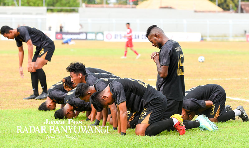 SUJUD SYUKUR: Skuad Persewangi menang 2-0 melawan Persepam Pamekasan pada pertandingan perdana 28 besar Liga 3 Jatim di Stadion Diponegoro Minggu sore (7/1).