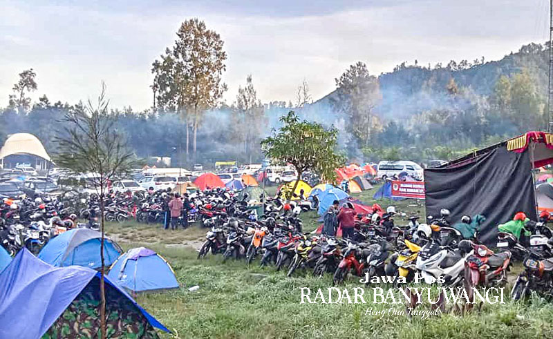 TERTATA RAPI: Ratusan kendaraan parkir di area Paltuding pada libur Nataru. Mulai Januari 2024, mendaki Ijen diberlakukan persyaratan menunjukkan surat keterangan dokter.
