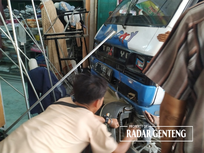 NYELONONG: Mobil pikap yang sempat menabrak lapak Toko Sumber Rezeki dan nyaris masuk Toko Sumber Jadi dievakuasi warga pada Sabtu (6/1) siang.