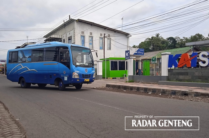 BERTAHAN: Bus Damri jurusan Desa/Kecamatan Sempu - Desa Karangdoro, Kecamatan Tegalsari memulai perjalanan di depan Stasiun Kalisetail, Desa/Kecamatan Sempu, Minggu (7/1) pagi.