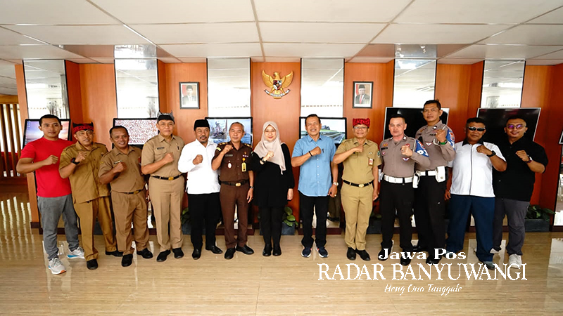 AUDIENSI: Bupati Ipuk Fiestiandani berfoto dengan pengurus KONI terpilih di lounge kantor Pemkab Banyuwangi, Senin (8/2).