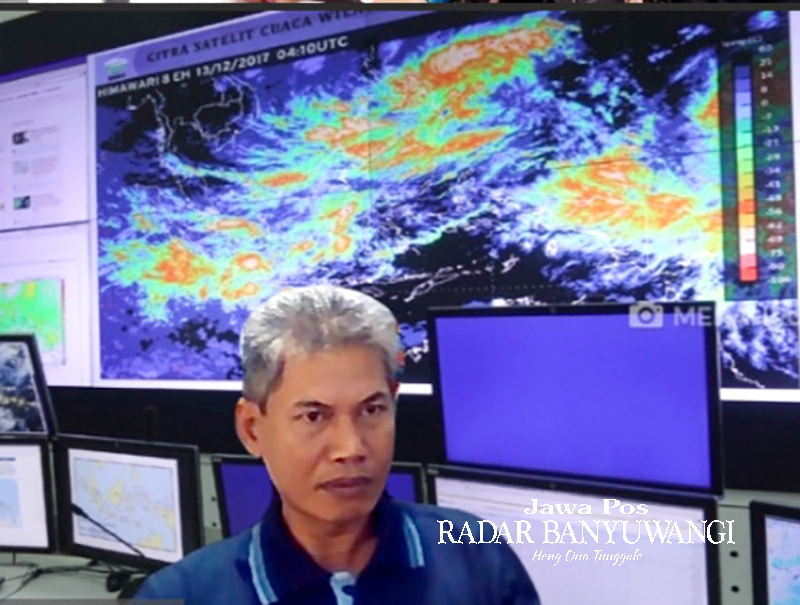 RAMALAN CUACA: Prakirawan BMKG Dedy Azra menunjukkan kondisi cuaca Banyuwangi lewat layar monitor, Senin (8/1).