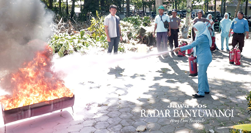 Karyawan menjalani pelatihan menggunakan alat pemadam api ringan di Halaman RS Al Huda, Gambiran, Banyuwangi.