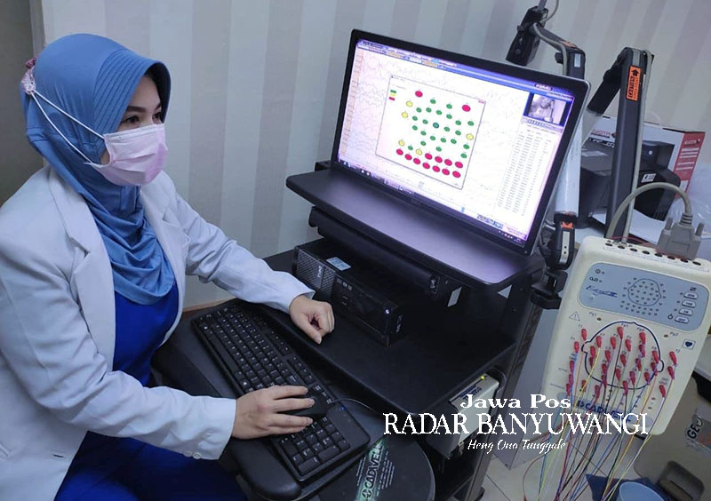 CEK: dr. Indah Ari Handayani SpS melakukan pemeriksaan Electro Encephalo Graphy (EEG) di RSUD Blambangan Banyuwangi.