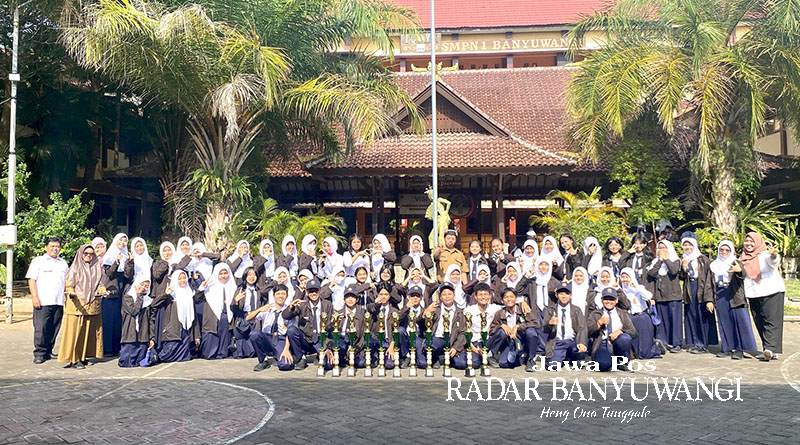 RAIH JUARA: Puluhan siswa SMPN 1 Banyuwangi menerima piala dan penghargaan atas prestasi akademik dan non-akademik yang telah diraih.