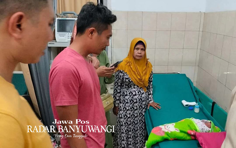 DIBUANG IBUNYA: Bayi Alexsandro Eltama Dhanvian dibawa ke Puskesmas Sumberberas, Kecamatan Muncar, pada Minggu (7/1) malam.
