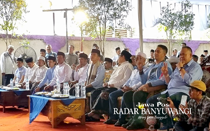 Cawapres nomor urut 2 Gibran Rakabuming, Ketua DPD Partai Demokrat Jatim Emil Dardak, dan Bendahara Umum Partai Demokrat Jatim dokter Agung Mulyono (kanan) saat melakukan kunjungan di Ponpes Ibnu Sina