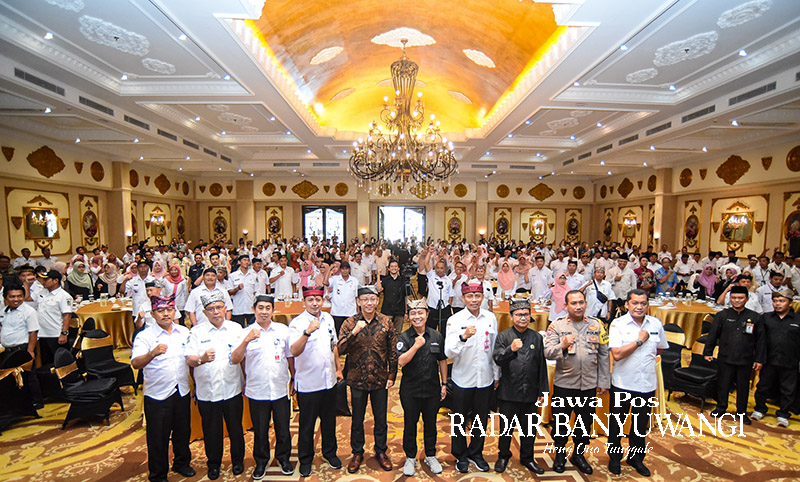 LINTAS ELEMEN: Narasumber Agus Sudibyo dan Direktur JP-RaBa Samsudin Adlawi foto bersama ratusan peserta workshop penulisan naskah siaran pers di ballroom Hotel Aston Banyuwangi, Rabu (10/1).
