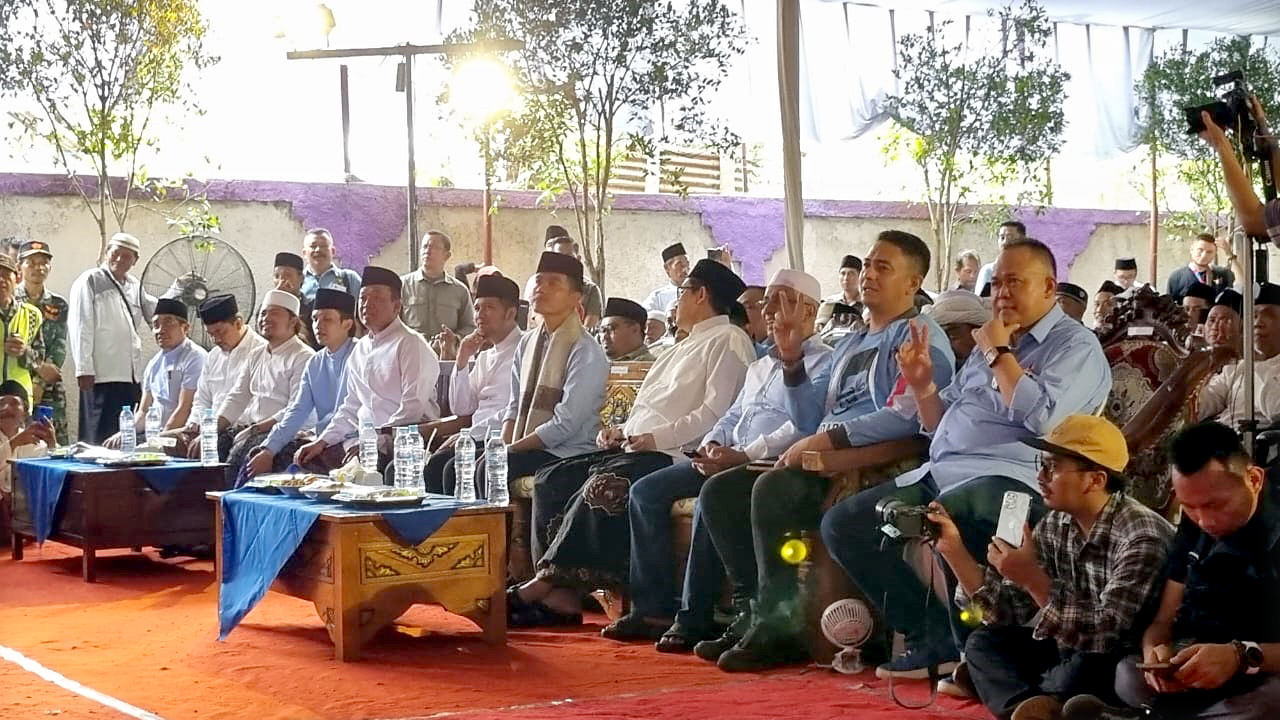 DUKUNGAN PONPES: Cawapres nomor urut 02 Gibran Rakabuming, Ketua DPD Partai Demokrat Jatim Emil Dardak, dan Bendahara Umum DPD Partai Demokrat Jatim dokter Agung Mulyono (kanan) saat melakukan kunjung