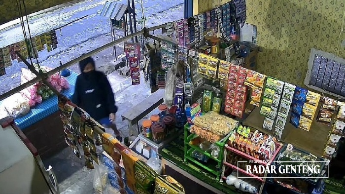 TEREKAM CCTV: ZK, pembuang bayi saat masuk ke toko milik M Fahmi Firdaus dengan berpura-pura membeli rokok usai meletakkan kardus berisi bayi pada Minggu (7/1) sore.