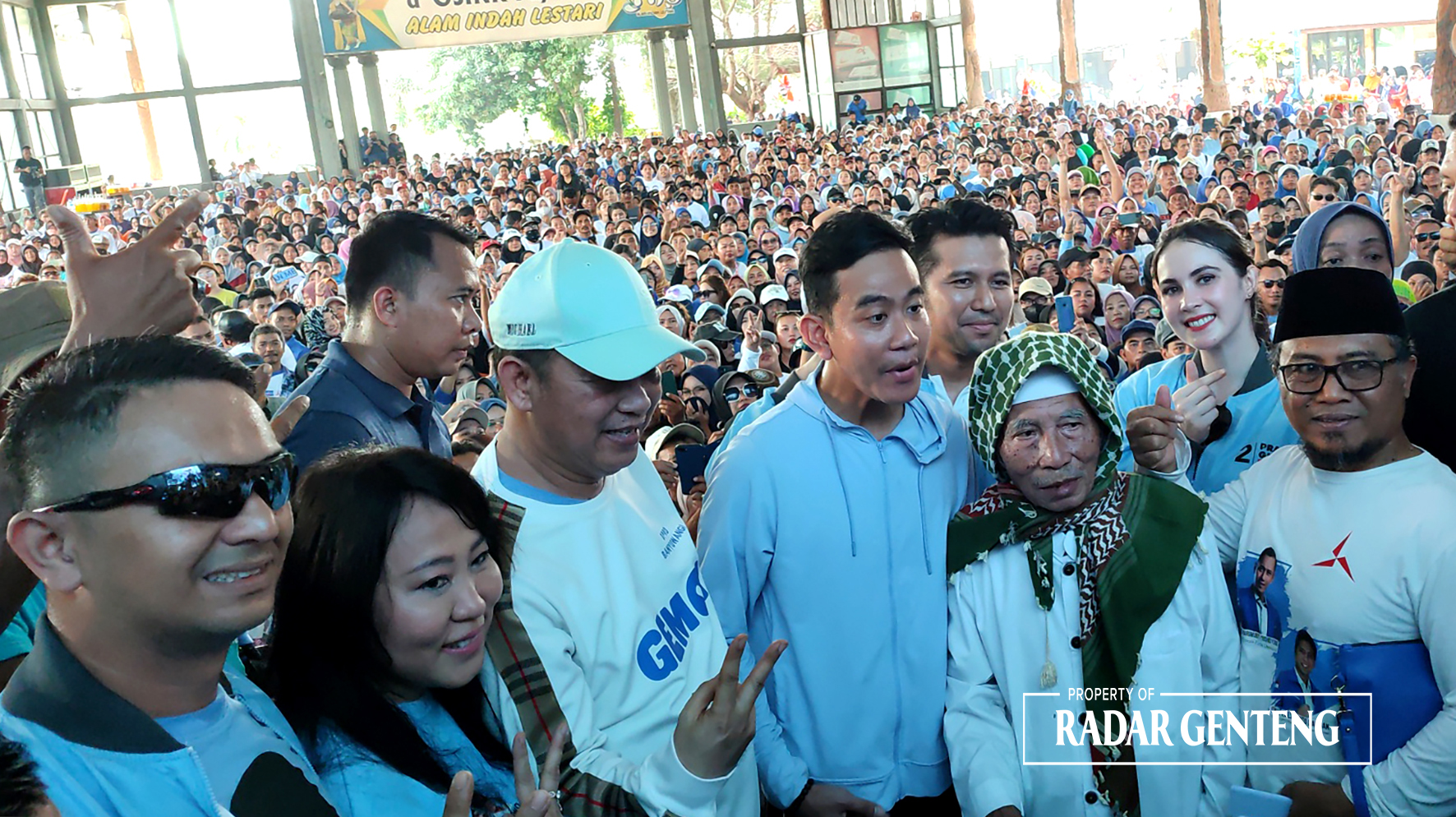 MENANG 1 PUTARAN: Cawapres Gibran Rakabuming didampingi ketua Partai Demokrat Banyuwangi Michael Edy,ketua DPD Partai Demokrat Jatim Emil Dardak dan Arumi Bachsin, dan KH Suyuti Toha di Wisata AIL.