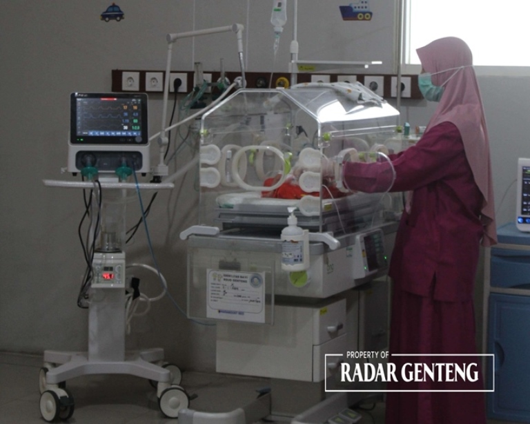 DIRAWAT INTENSIF: Bayi laki-laki yang dibuang di teras toko di Dusun Sidomulyo, Desa Sumberberas, Kecamatan Muncar kondisinya masih kritis dan menjalani perawatan di ruang NICU RSUD Genteng.