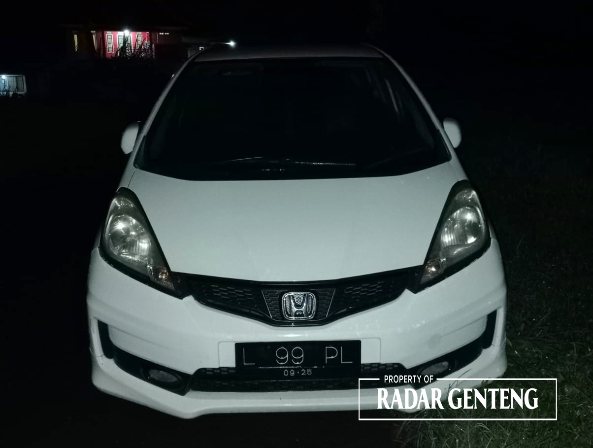 BIKIN GEGER: Mobil Honda Jazz warna putih di pinggir jalan raya Dusun Krajan, Desa Kalibaru Kulon gegerkan warga pada Senin (8/1) malam.