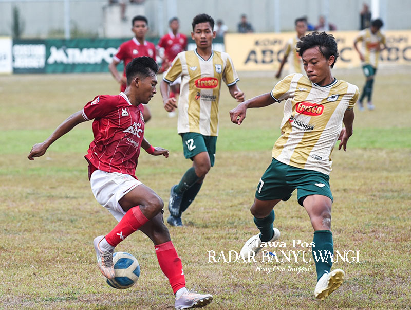 SKOR IMBANG: Yogi Indra Ramadhan (merah) sekaligus kapten tim Persewangi mencoba melewati pemain belakang Triple S Kediri dalam pertandingan babak 28 besar Liga 3 di Stadion Diponegora, Kamis (11/1).