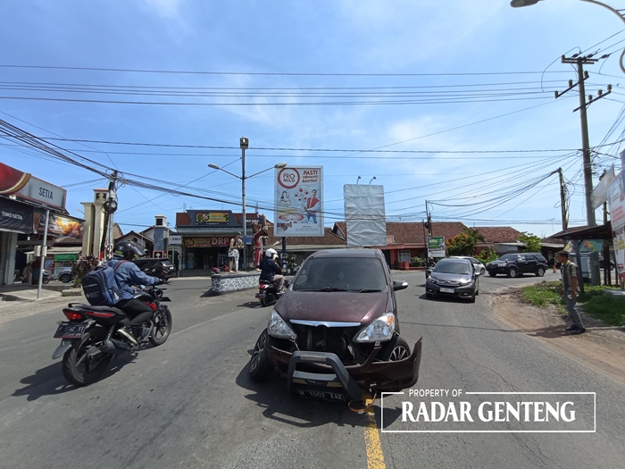 GANGGU JALAN: Mobil Daihatsu Xenia rusak berat di bagian depan dan tidak bias dipindah setelah tabrakan dengan mobil Suzuki Carry di jalan raya tikungan tajam Dusun Krajan, Desa/Kecamatan Cluring.