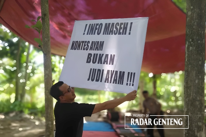 DICOPOT: Kapolsek Gambiran, AKP Badrodin Hidayat menurunkan tulisan yang diduga untuk mengelabui petugas yang menggerebek arena sabung ayam di Dusun Krajan, Desa Wringinrejo, Kecamatan Gambiran.