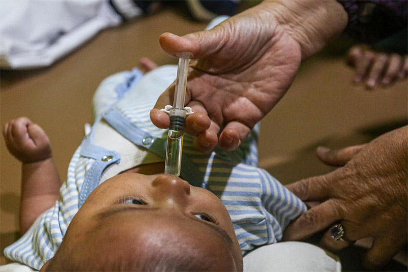 Pemberian imunisasi untuk anak. (MIFTAHUL HAYAT/JAWA POS)