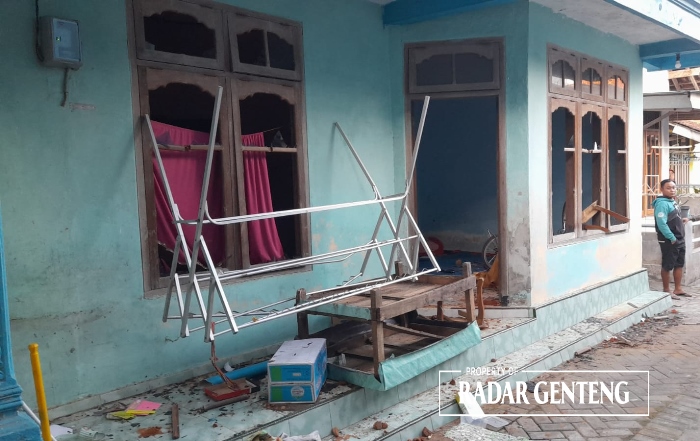 HANCUR: Rumah Lukman di Dusun Krajan Wetan, Desa Temuguruh, Kecamatan Sempu yang rusak karena dilempari batu oleh Mujiono Minggu (14/1).