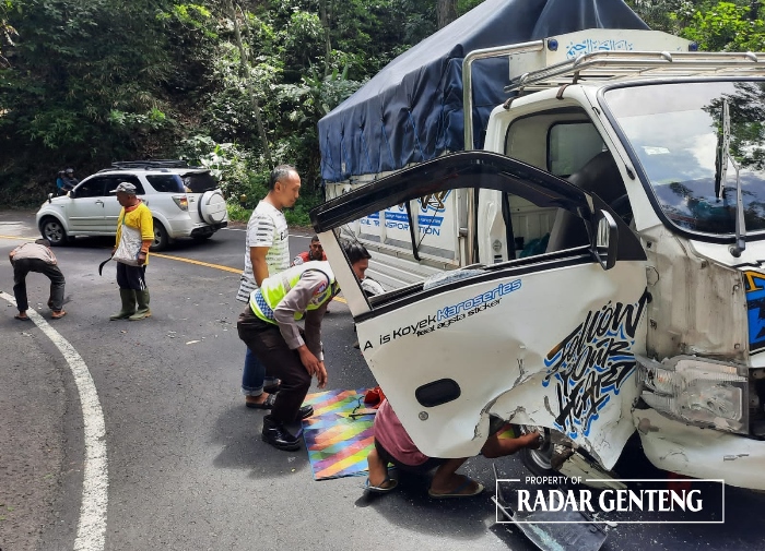 LAKA LANTAS: Anggota Unit Lantas Polsek Kalibaru mengevakuasi Truk Isuzu Traga di jalan raya Gumitir Dusun Barurejo, Desa Kalibaru Manis, Kecamatan Kalibaru pada Sabtu (13/1) sore.