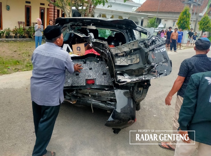 RUSAK: Bagian belakang mobil Toyota Innova yang disopiri  Mahbub Jauhari rusak setelah disambar KA Wijaya Kusuma di perlintasan tanpa palang pintu di Dusun Sepanjang Wetan,  Minggu (14/1)