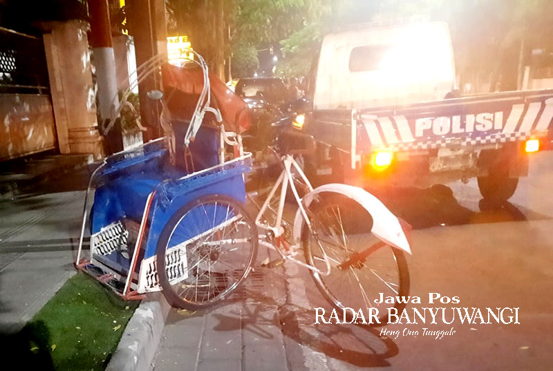 RINGSEK: Becak milik Wardin ringsek usai diseruduk mobil Xenia di Jalan Ahmad Yani, Banyuwangi, Senin (15/1).