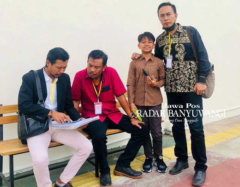 HADIRI PERSIDANGAN: Farel (kanan) bersama orang tuanya Joko Suyoto (baju merah), dan dua kuasa hukumnya, Aris Pianto dan Rahmat Yudi Permana di depan PN Banyuwangi, Rabu (17/1).