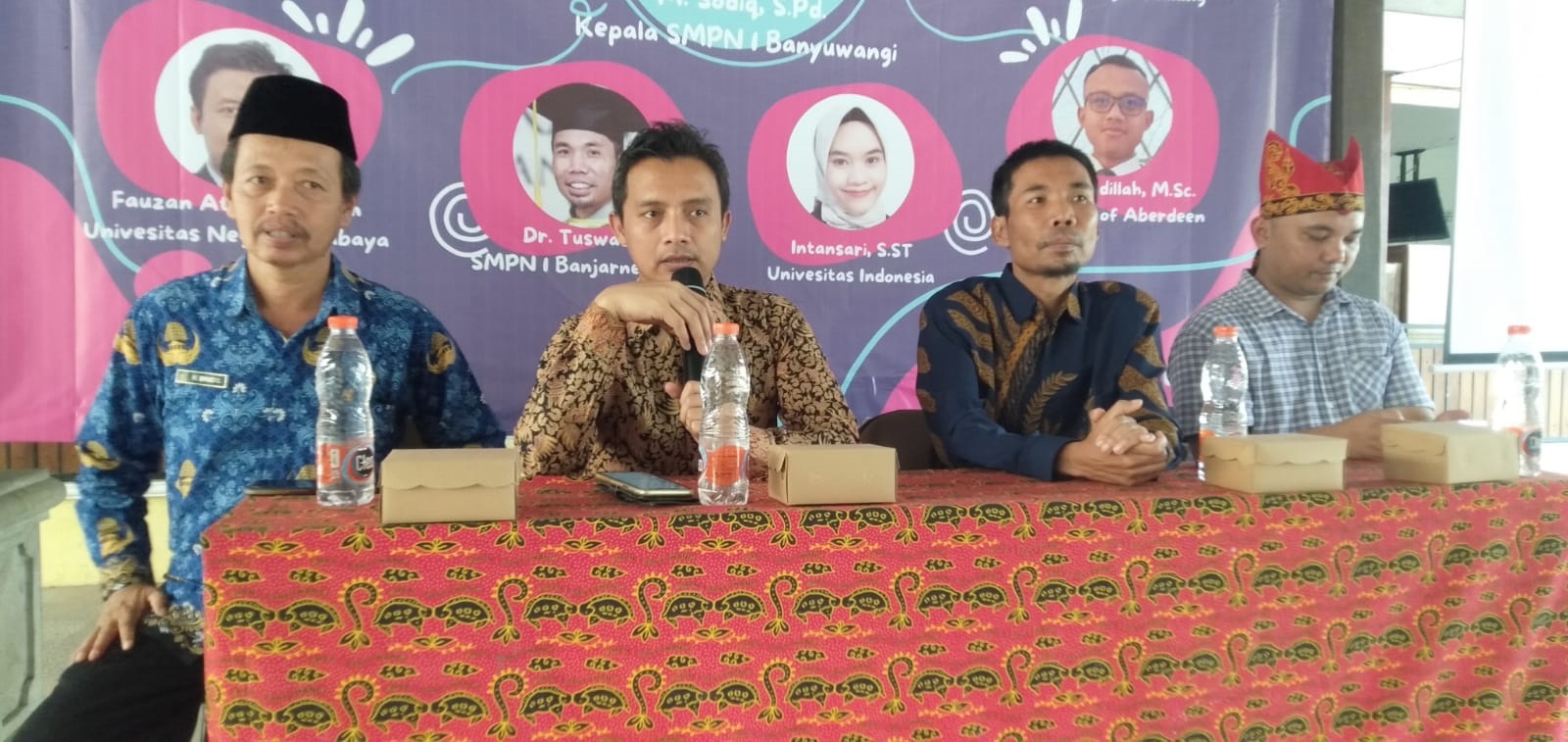 SHARING: Profesor Gunadi memberikan sambutan pembuka sebelum materi dimulai di Pendapa SMPN 1 Banyuwangi, Rabu (17/1).